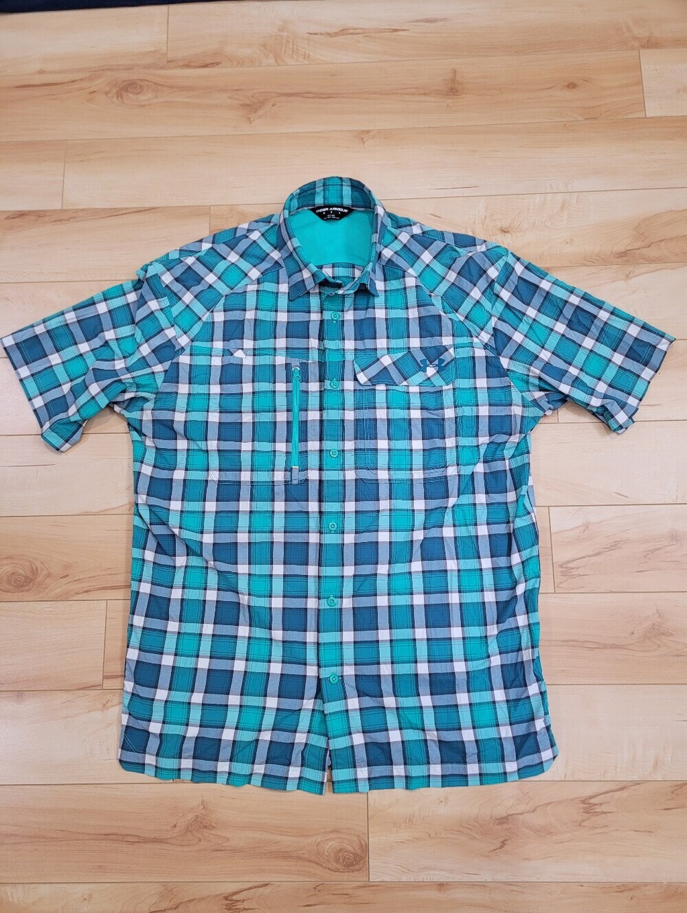 Under Armour men's size medium short sleeve button up shirt